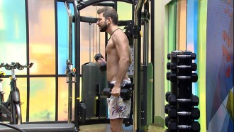 Caio malha sozinho na academia do BBB21