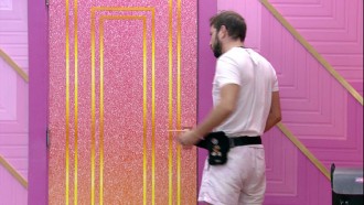 Caio recebe comes e bebes em noite de Festa do Líder no BBB21