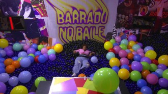 Camilla abre primeiro baú no quarto do Barrado no Baile