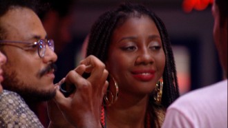 Camilla de Lucas revela para brother: 'Fui eu que te dei planta'