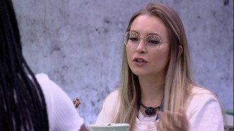 Carla Diaz se mostra chateada com sister
