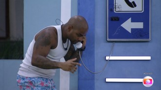 Cezar celebra 'dia de glória' após atender Big Fone no BBB 23