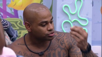Cezar, do BBB 23, diz que brother não está jogando limpo