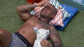 Cezar tem crise de choro abraçado à estátua de cachorro