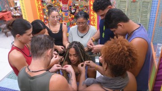 Com ajuda de brothers, Aline muda de visual no BBB 25