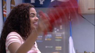 Cristian e Paula dão selinho no BBB 23