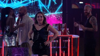 Dança de Amanda viraliza e cantor faz convite para sister