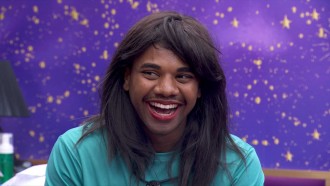 Davi coloca peruca, passa batom e diverte sisters no BBB 24