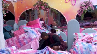 Davi distribui presentes para os emparedados no BBB 24