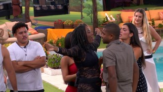 Davi e Leidy Elin se enfrentam, e sister grita: 'Encosta em mim'