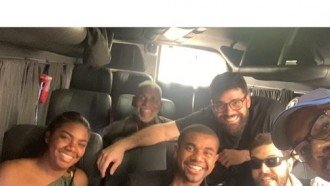 Davi, campeão do BBB 24, grava Domingão cercado por multidão e é ovacionado