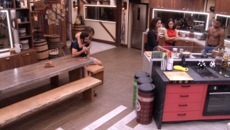 Davi reclama de distância de sisters na casa do BBB 24
