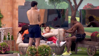 Davi revela já ter gastado todo o salário com companheira