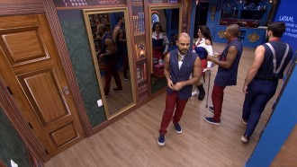 Davi vê brother vestido para festa do BBB 24 e questiona: 'Está de batom, é?'