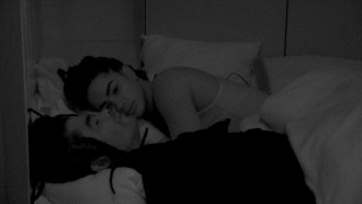 Deitada com Diogo Almeida, Aline tem crise de riso