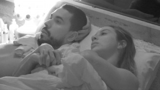 Deitados de mãos dadas, Renata chora e desabafa com Maike no BBB 25