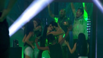 Deniziane e Matteus se beijam em festa do BBB 24