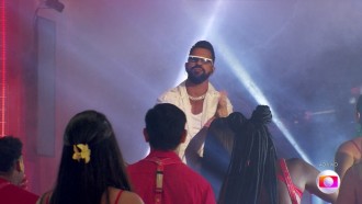Dennis toca hits em Festa do BBB 24
