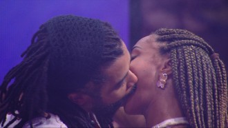 Diogo Almeida e Aline dão primeiro beijo do BBB 25