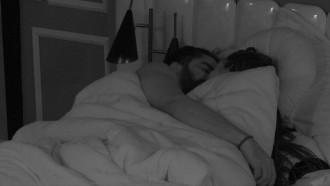 Diogo Almeida e Aline se beijam embaixo do edredom no BBB 25