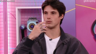 Eliminado, Gabriel se emociona ao ouvir recado do pai