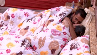 Em clima de romance, Maike e Renata se beijam no edredom