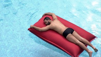 Em dia de Eliminação, Gilberto aproveita piscina do BBB21