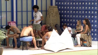 Em dia de Prova do Líder, brothers brincam na varanda do BBB21