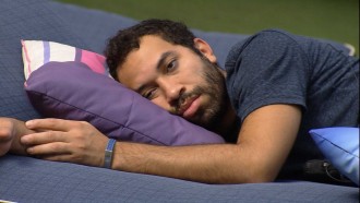 Emparedado, Gilberto deita sozinho na área externa do BBB21