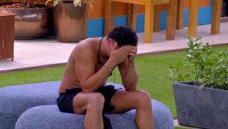 Emparedado, Vinícius chora no BBB 25: 'Por quê, meu Deus?'