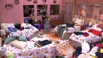 Eva alerta Renata no BBB 25: 'Não deixa entrar na cabeça'