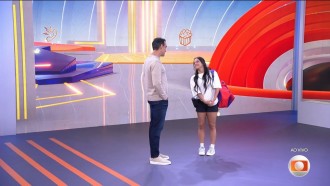Eva é recebida por Tadeu Schmidt ao sair do BBB 25: 'Feliz de ter chegado tão longe'