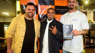 Ex-BBBs 24 prestigiam Rodriguinho em lançamento de livro