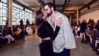 Matteus Amaral, do BBB 24, troca beijos com a namorada no SPFW