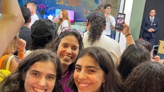 Família de Tadeu Schmidt visita Casa de Vidro do BBB 23