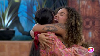 Fernanda celebra volta do Paredão abraçada com Pitel