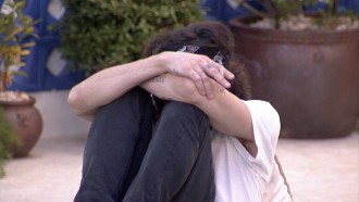 Fiuk chora sozinho na área externa da casa do BBB21