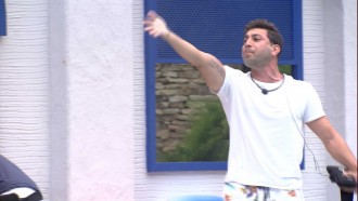 Fiuk e Caio fingem briga na área externa do BBB21