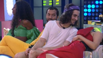 Fiuk pede a Juliette em festa do BBB21: 'Fala mais perto'