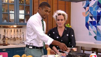 Fora do BBB 24, Davi cozinha para Ana Maria Braga e 'chama os cachorros'