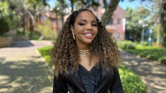 Fora do BBB 24, Pitel chega a Maceió e reencontra família