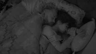 Fred e Larissa dormem abraçados no BBB 23