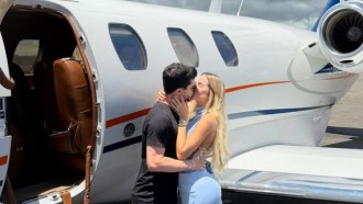 Gabi Martins viaja de jatinho para Trancoso com o namorado