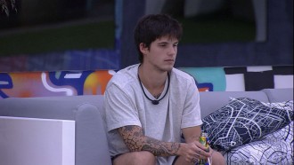 Gabriel fica pensativo no BBB 23