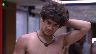 Gabriel Santana se confunde e dá menos estalecas para Xepa