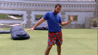 Gilberto brinca no BBB21: 'One one one, toca toca Big Fone'