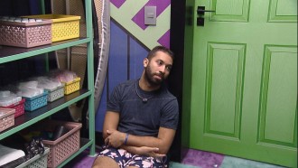 Gilberto chora sozinho na despensa do BB21 e desabafa: 'Estou com medo'