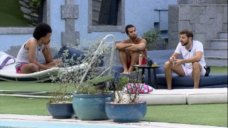 Gilberto diz no BBB21: 'Ninguém aguenta minhas teorias'