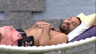 Gilberto dorme na área externa do BBB21