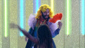 Gilberto faz perfomance fantasiado de Britney Spears no BBB21